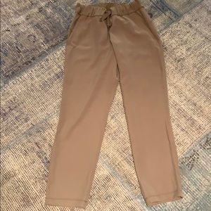 Women Sz 6 - Lululemon Woven On the Fly Pant Camel